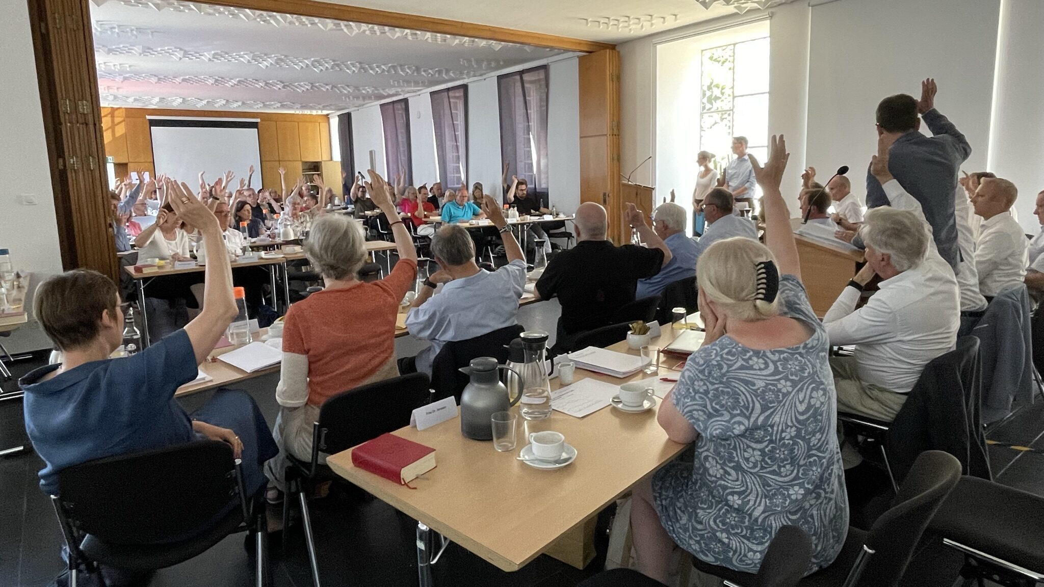 Du betrachtest gerade Große Mehrheit für Gründung einer Kasualagentur – Nachrichten von der Verbandsvertretung 2023 des Evangelischen Kirchenverbandes Köln und Region im Sommer 2023
