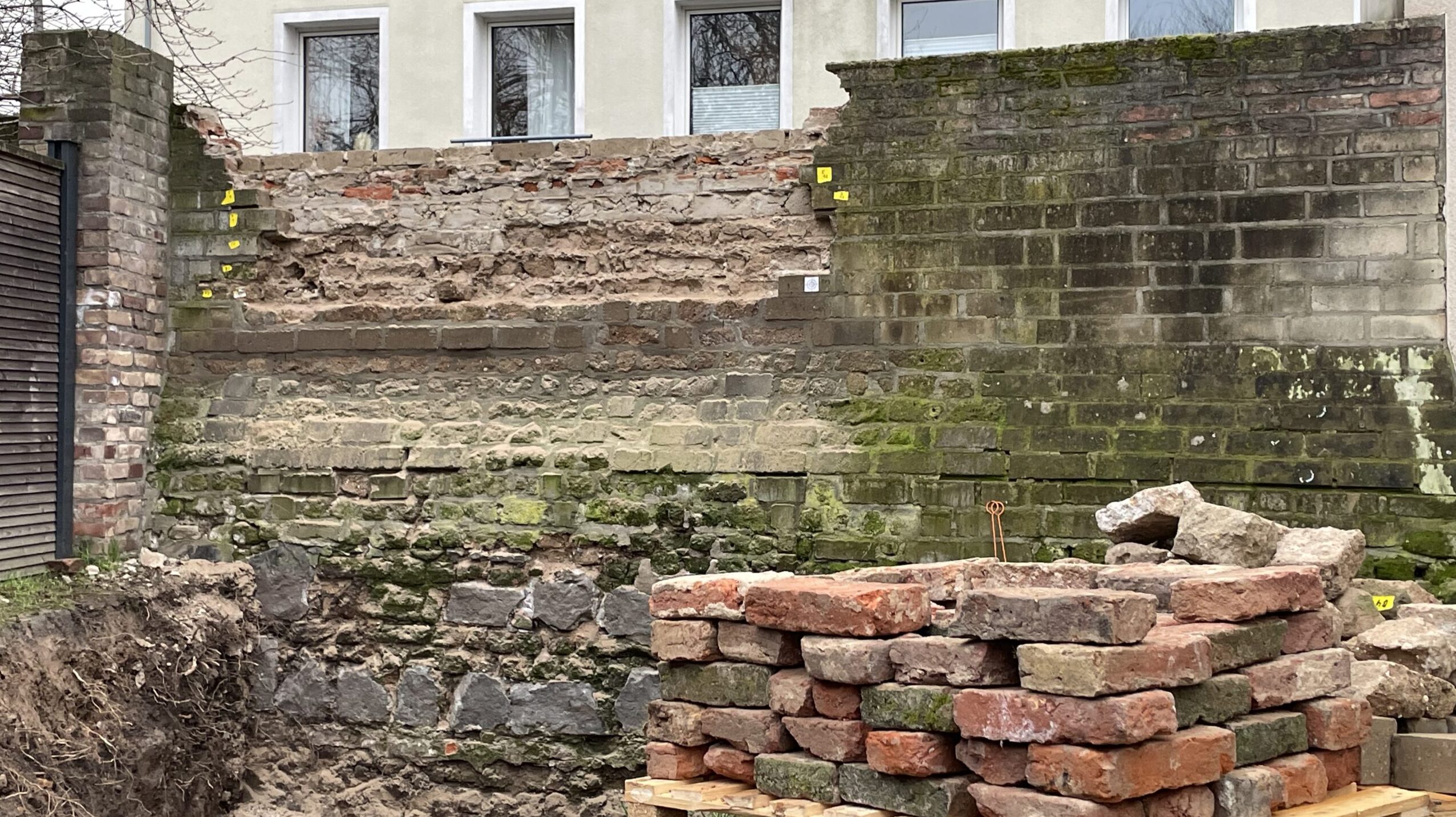 Read more about the article Durchbruch an der historischen Klostermauer